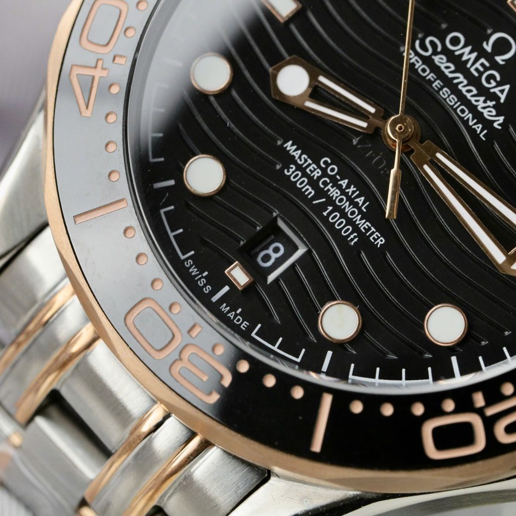 Đồng hồ Omega Seamaster Fake 11 Thuỵ Sỹ demi vàng hồng mặt đen 42mm (2)