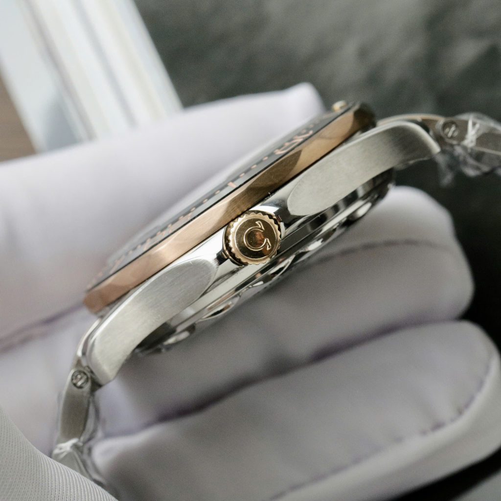 Đồng hồ Omega Seamaster Fake 11 Thuỵ Sỹ demi vàng hồng mặt đen 42mm (2)