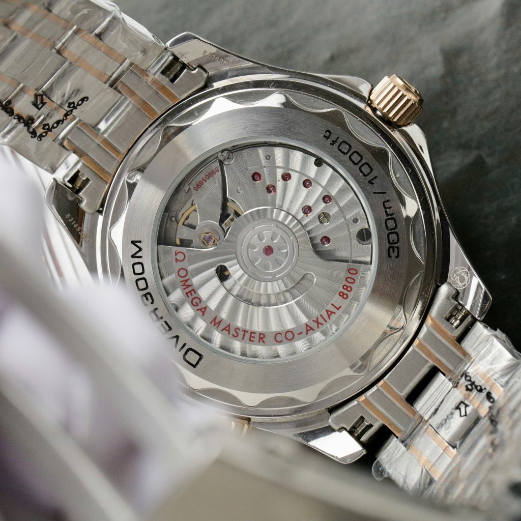 Đồng hồ Omega Seamaster Fake 11 Thuỵ Sỹ demi vàng hồng mặt đen 42mm (2)