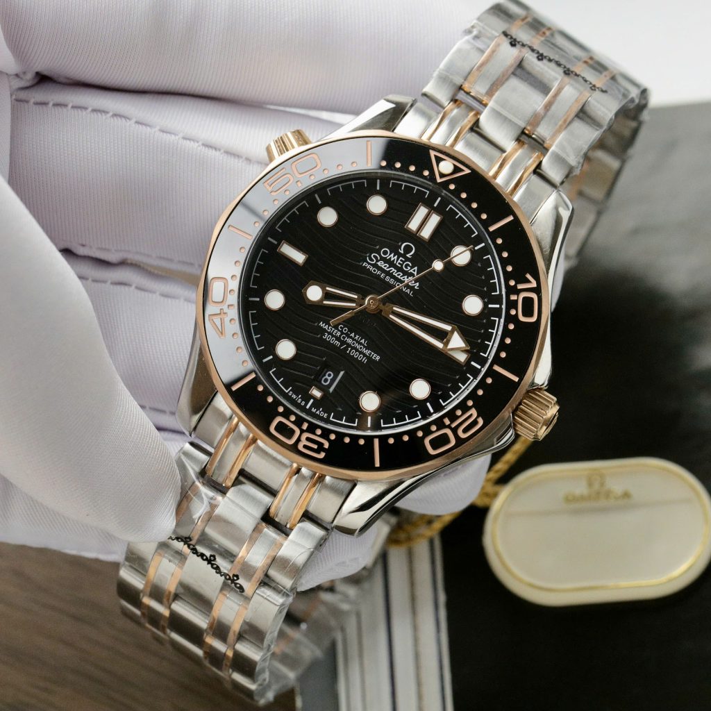 Đồng hồ Omega Seamaster Fake 11 Thuỵ Sỹ demi vàng hồng mặt đen 42mm (2)