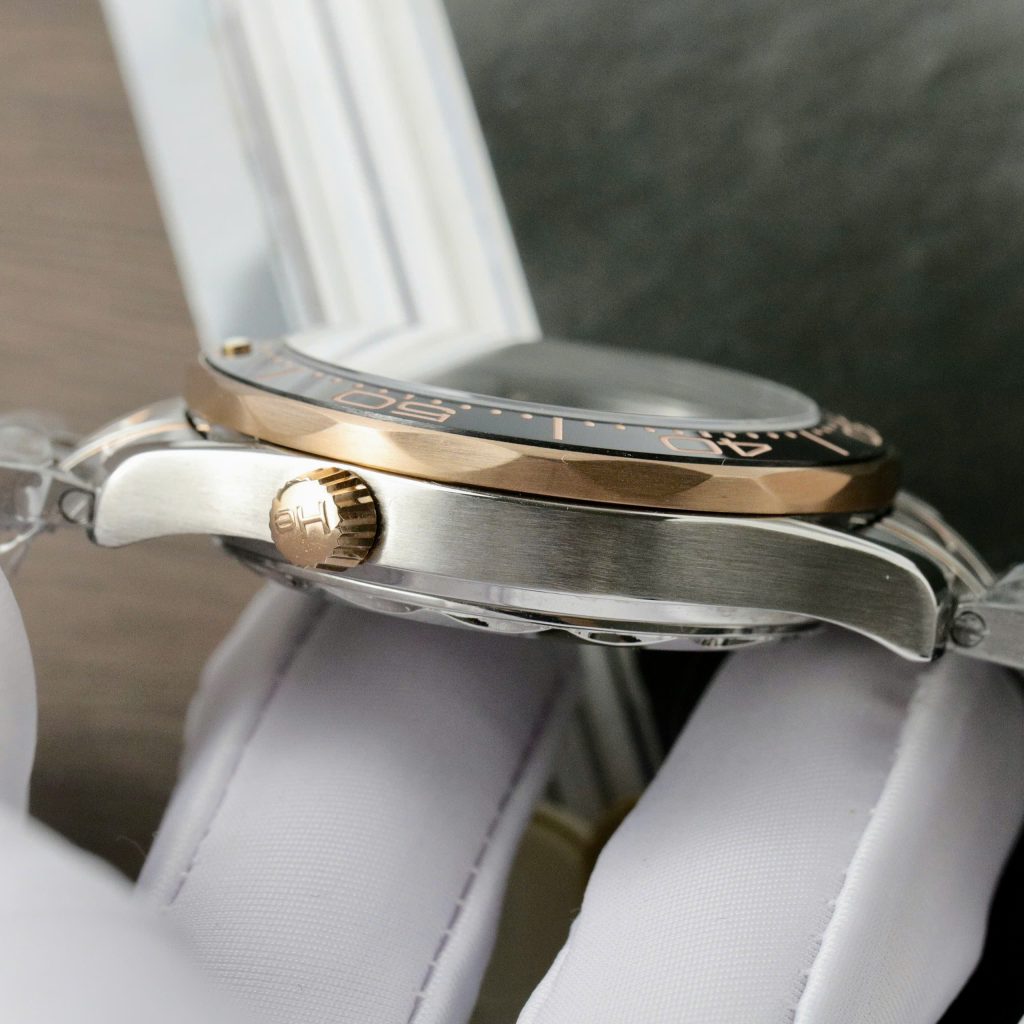 Đồng hồ Omega Seamaster Fake 11 Thuỵ Sỹ demi vàng hồng mặt đen 42mm (2)