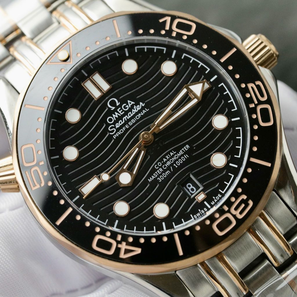 Đồng hồ Omega Seamaster Fake 11 Thuỵ Sỹ demi vàng hồng mặt đen 42mm (2)
