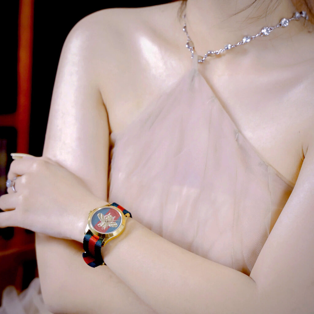 Đồng hồ Gucci Le Marche Des Hỏa Tiết Con Ong Dây Vải Like Auth 38mm