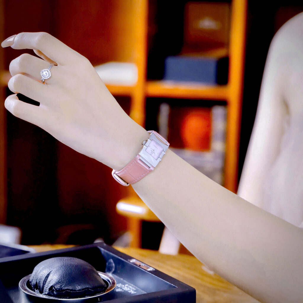 Đồng hồ Omega Constellation Quadra Quartz Dây Da Hồng Mặt Xà Cừ Fake Cao Cấp 22x28mm