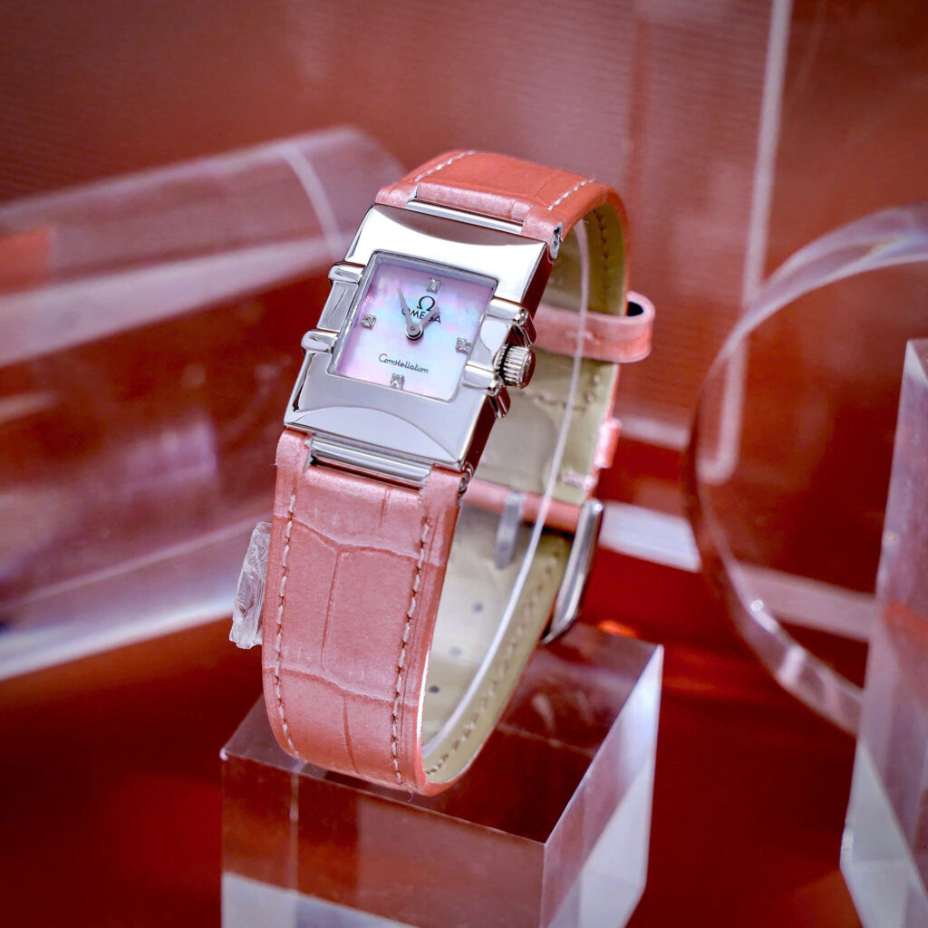 Đồng hồ Omega Constellation Quadra Quartz Dây Da Hồng Mặt Xà Cừ Fake Cao Cấp 22x28mm