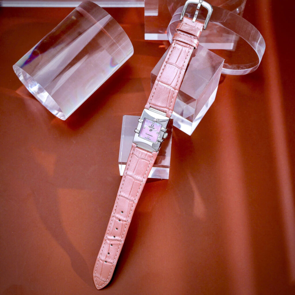 Đồng hồ Omega Constellation Quadra Quartz Dây Da Hồng Mặt Xà Cừ Fake Cao Cấp 22x28mm