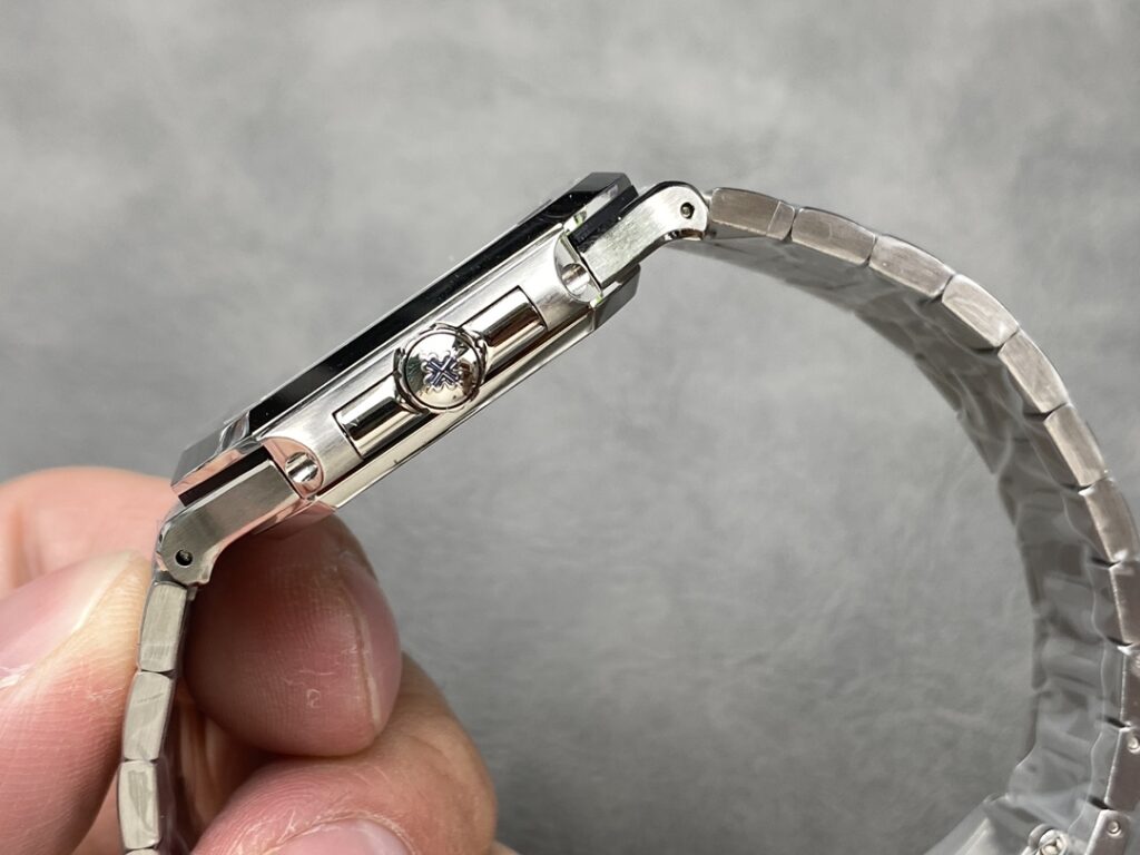 Đồng hồ Patek Philippe Cubitus 5821 Rep 11 mặt vuông màu xanh lá cây 45mm (1)