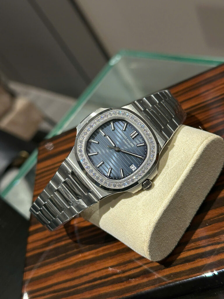 Đồng hồ Patek Philippe Nautilus 5713 Replica 1 1 mặt xanh đính đá 40mm (2)