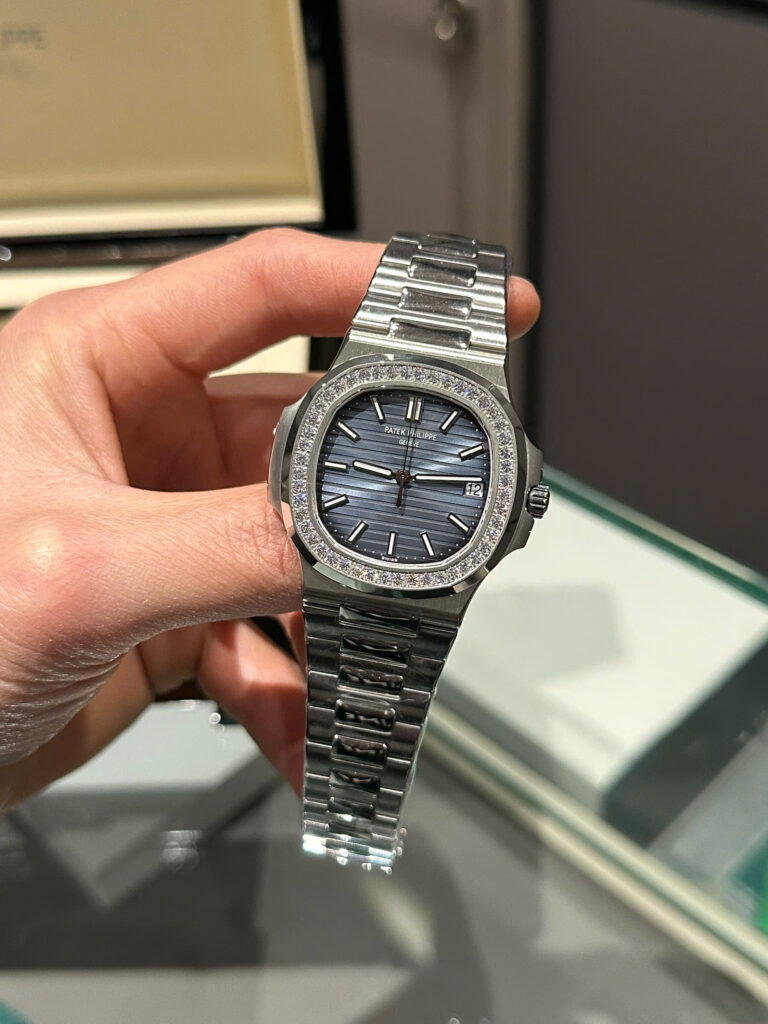 Đồng hồ Patek Philippe Nautilus 5713 Replica 1 1 mặt xanh đính đá 40mm (2)
