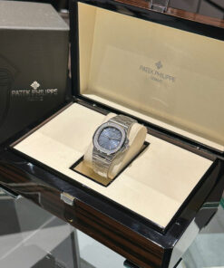 Đồng hồ Patek Philippe Nautilus 5713 Replica 1 1 mặt xanh đính đá 40mm (2)