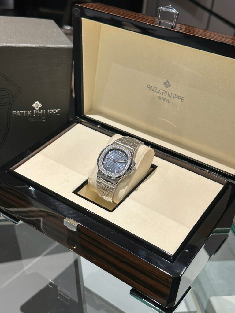 Đồng hồ Patek Philippe Nautilus 5713 Replica 1 1 mặt xanh đính đá 40mm (2)