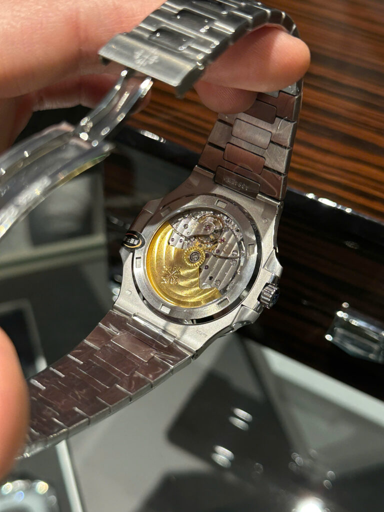 Đồng hồ Patek Philippe Nautilus 5713 Replica 1 1 mặt xanh đính đá 40mm (2)