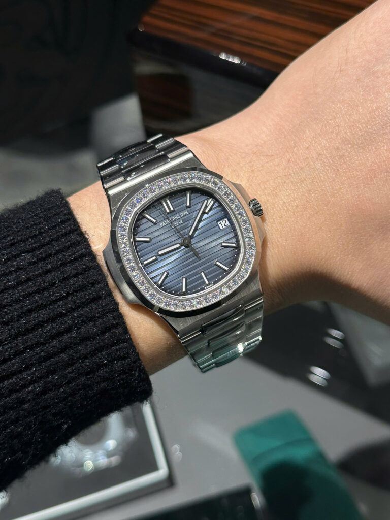 Đồng hồ Patek Philippe Nautilus 5713 Replica 1 1 mặt xanh đính đá 40mm (2)