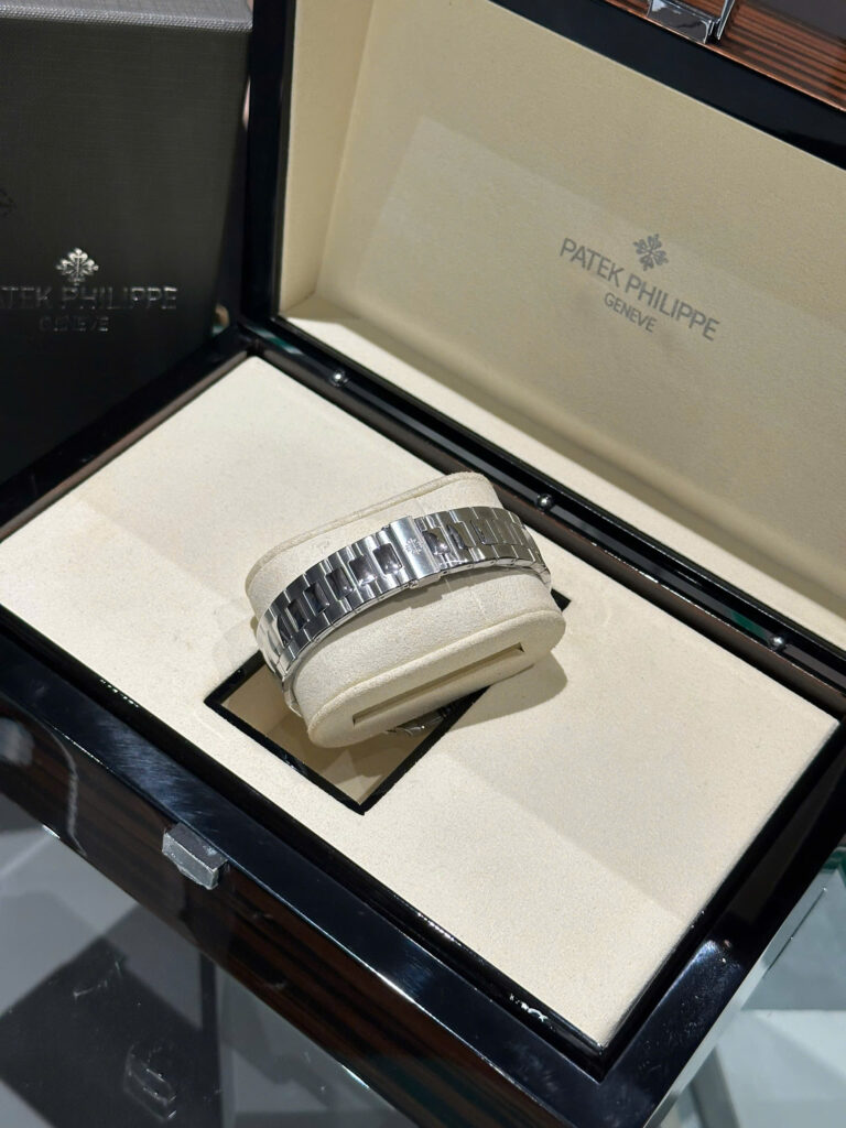 Đồng hồ Patek Philippe Nautilus 5713 Replica 1 1 mặt xanh đính đá 40mm (2)