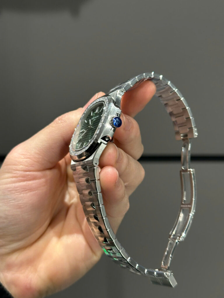 Đồng hồ Patek Philippe Nautilus 5723 Replica 11 mặt xanh là cây đính đá Baguette 40mm