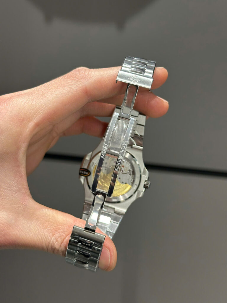 Đồng hồ Patek Philippe Nautilus 5723 Replica 11 mặt xanh là cây đính đá Baguette 40mm