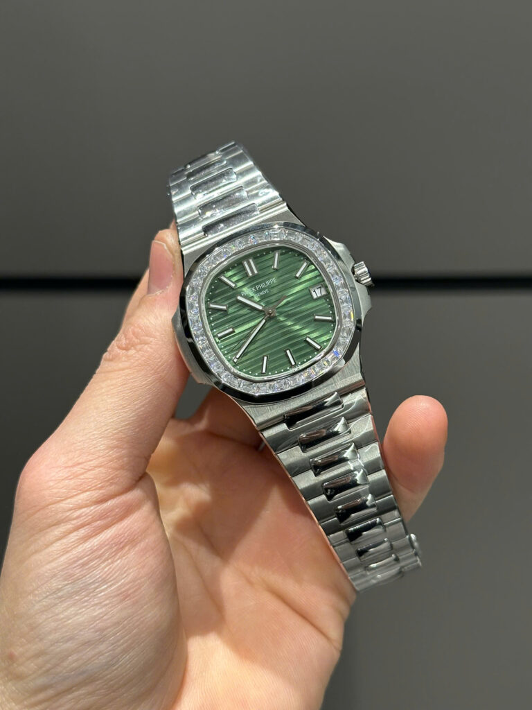 Đồng hồ Patek Philippe Nautilus 5723 Replica 11 mặt xanh là cây đính đá Baguette 40mm