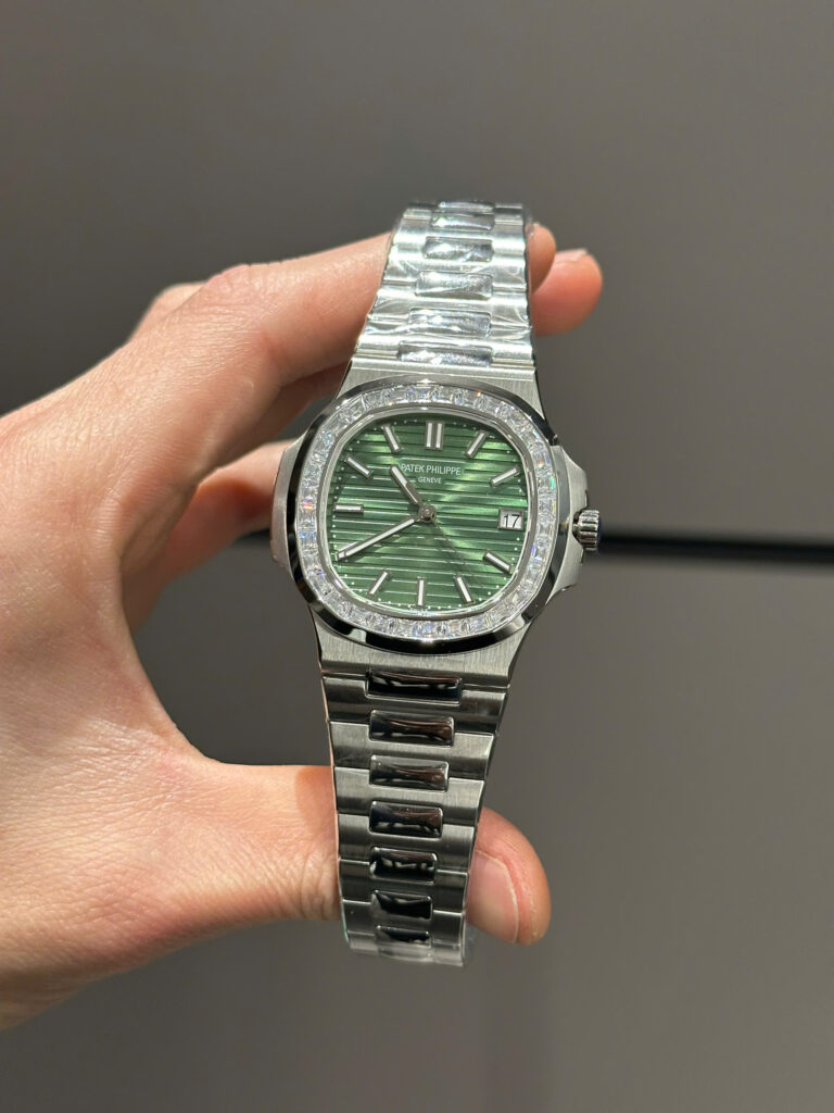 Đồng hồ Patek Philippe Nautilus 5723 Replica 11 mặt xanh là cây đính đá Baguette 40mm
