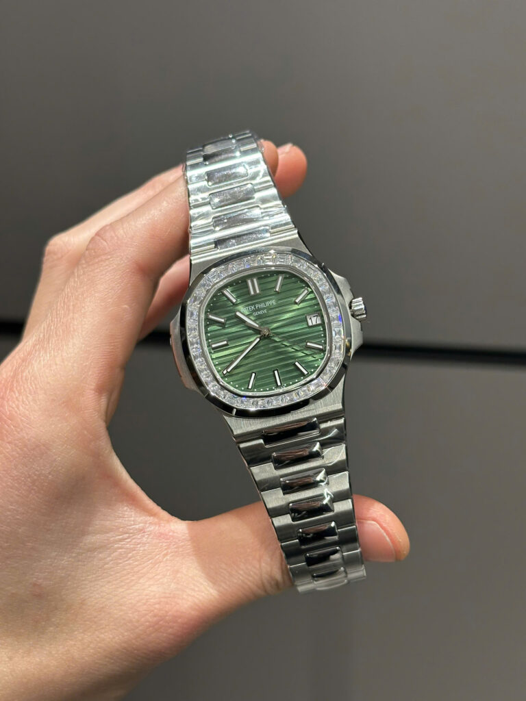 Đồng hồ Patek Philippe Nautilus 5723 Replica 11 mặt xanh là cây đính đá Baguette 40mm
