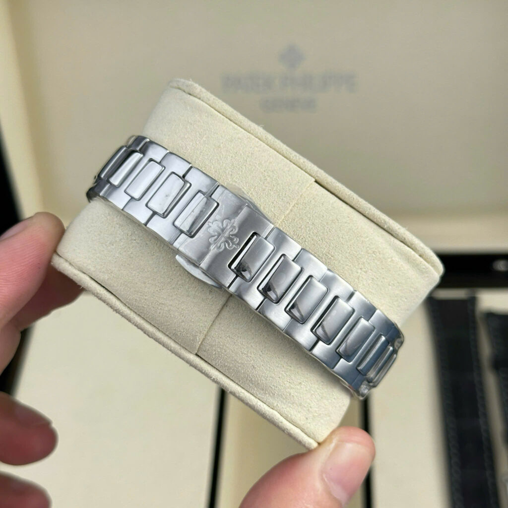Đồng hồ Patek Philippe Nautilus 7010 Rep 11 cao cấp