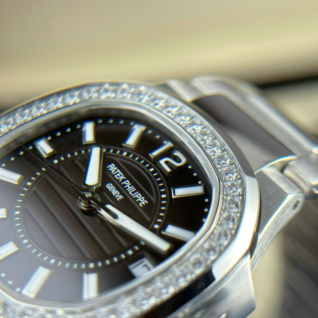 Đồng hồ Patek Philippe Nautilus 7010 Rep 11 cao cấp mặt đen viền đính đá GRF 32mm (2)