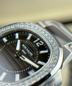 Đồng hồ Patek Philippe Nautilus 7010 Rep 11 cao cấp mặt đen viền đính đá GRF 32mm (2)