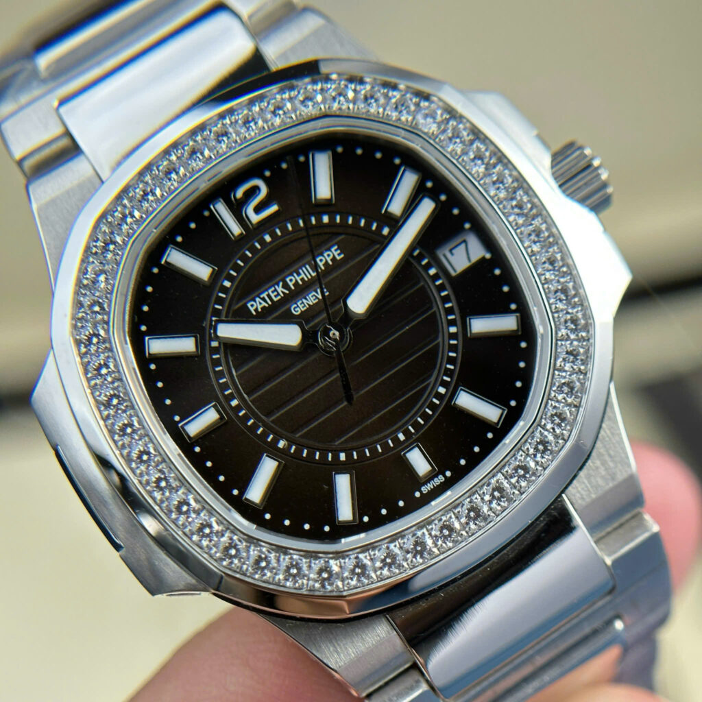 Đồng hồ Patek Philippe Nautilus 7010 Rep 11 cao cấp mặt đen viền đính đá GRF 32mm (2)