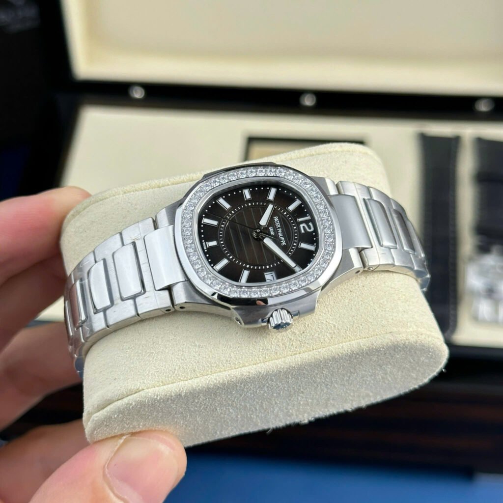Đồng hồ Patek Philippe Nautilus 7010 Rep 11 cao cấp mặt đen viền đính đá GRF 32mm (2)