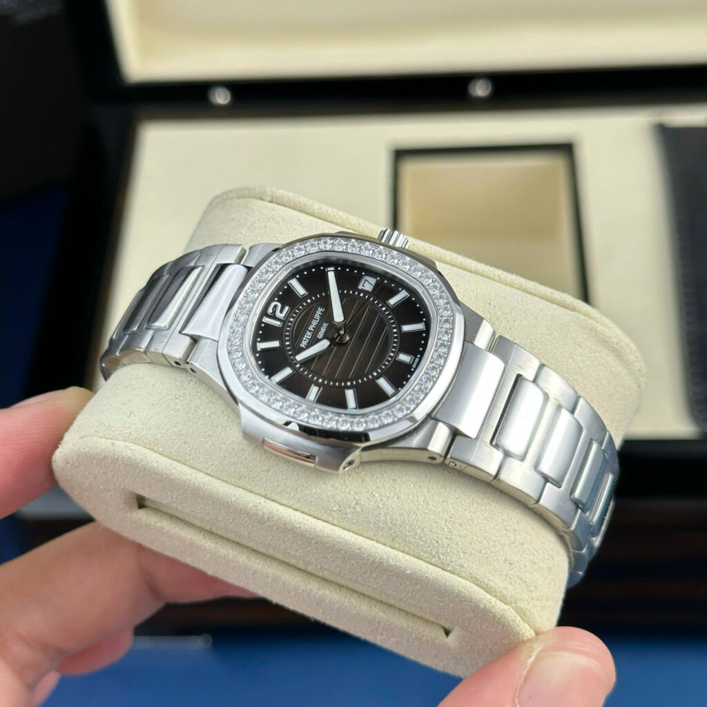 Đồng hồ Patek Philippe Nautilus 7010 Rep 11 cao cấp mặt đen viền đính đá GRF 32mm (2)