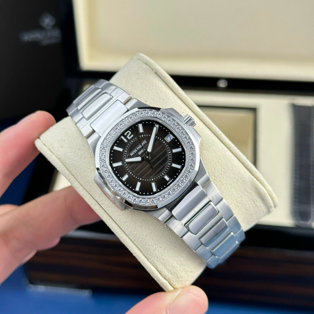Đồng hồ Patek Philippe Nautilus 7010 Rep 11 cao cấp mặt đen viền đính đá GRF 32mm (2)