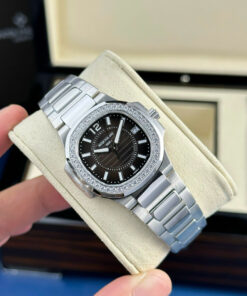 Đồng hồ Patek Philippe Nautilus 7010 Rep 11 cao cấp mặt đen viền đính đá GRF 32mm (2)