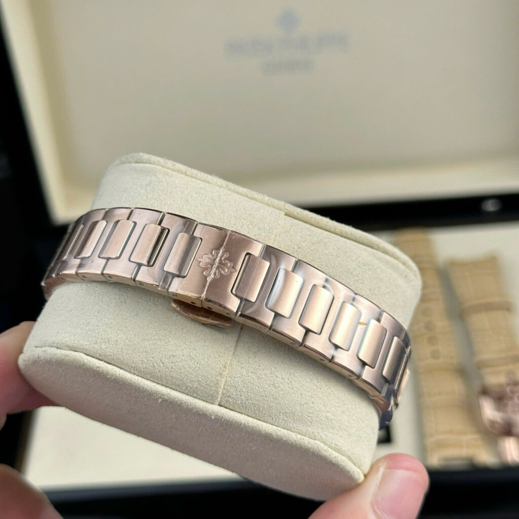 Đồng hồ Patek Philippe Nautilus 7010 Rep 11 mạ vàng hồng mặt trắng 32mm (2)