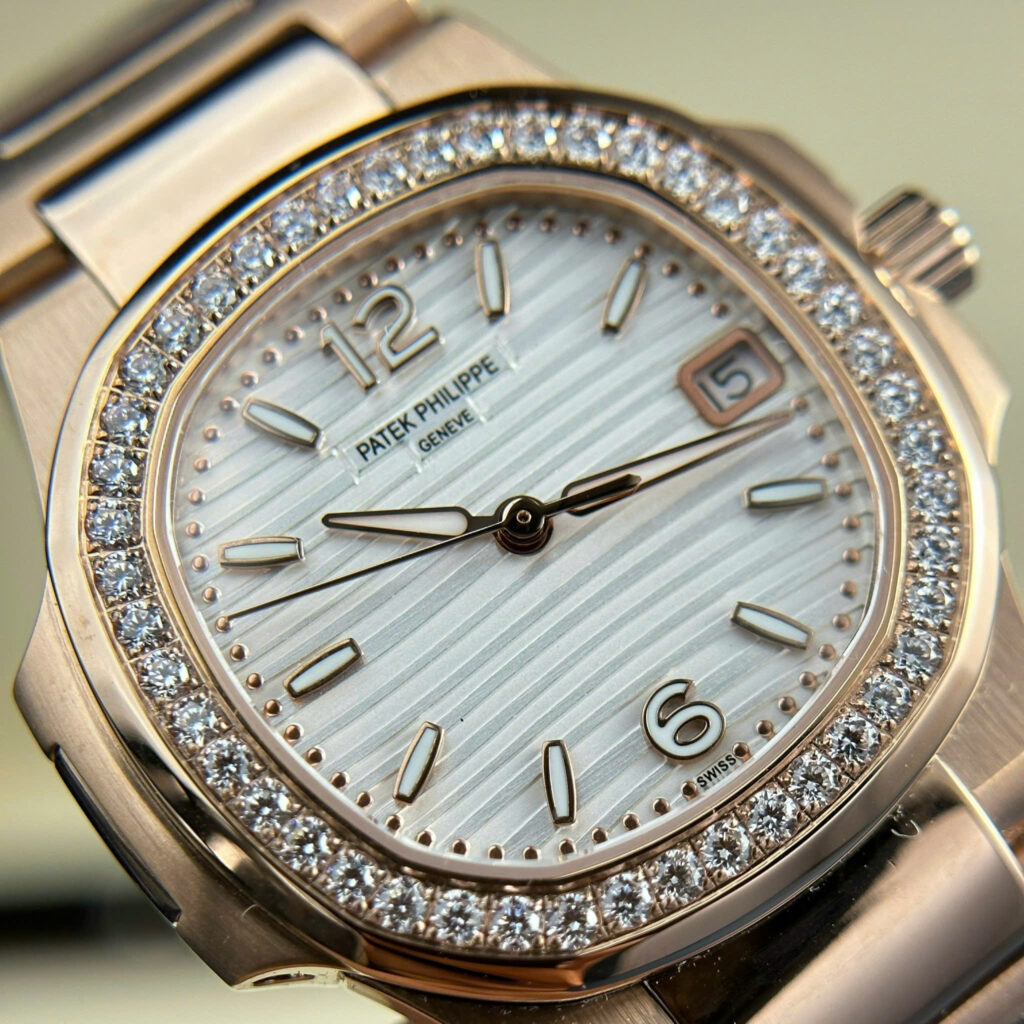 Đồng hồ Patek Philippe Nautilus 7010 Rep 11 mạ vàng hồng mặt trắng 32mm (2)