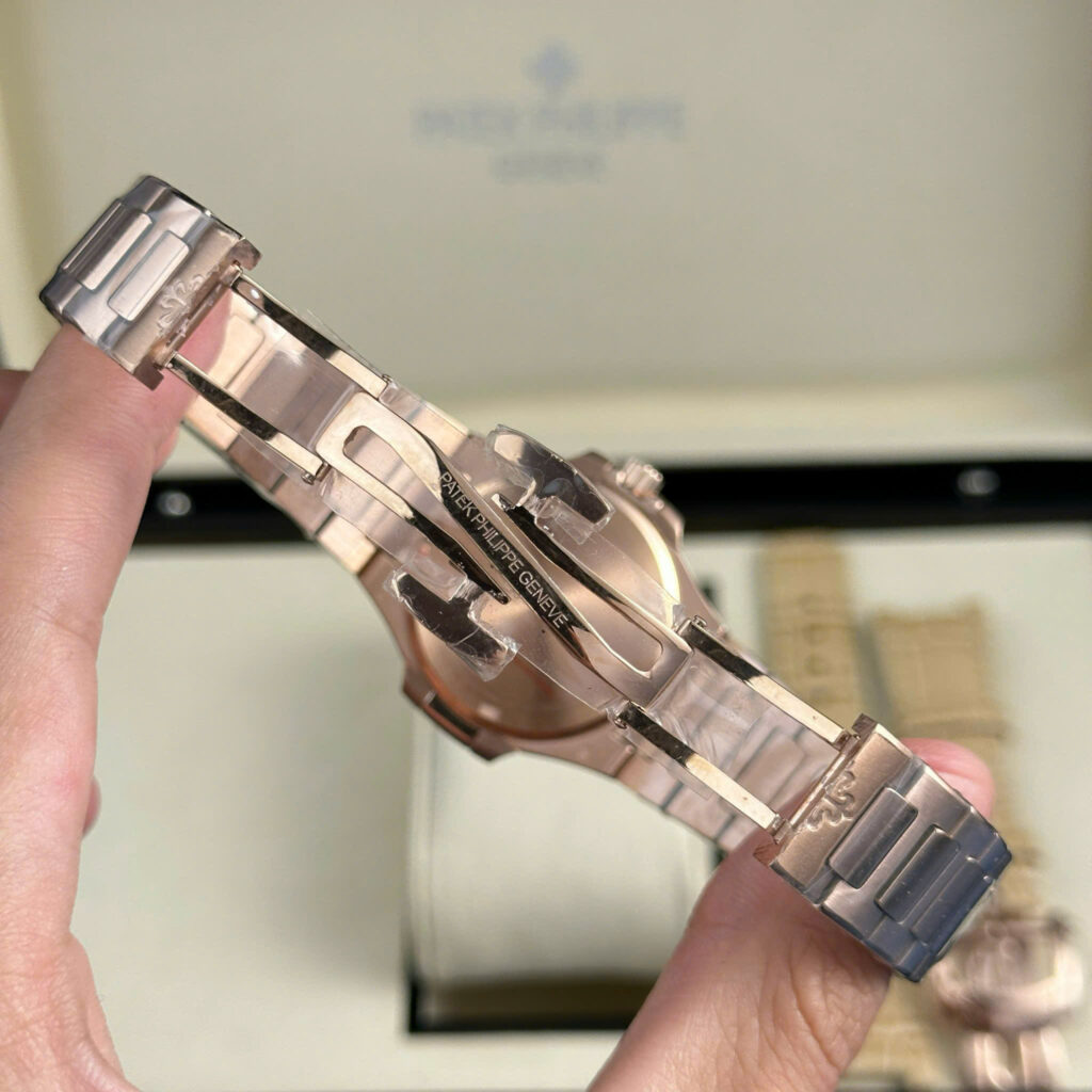 Đồng hồ Patek Philippe Nautilus 7010 Rep 11 mạ vàng hồng mặt trắng 32mm (2)