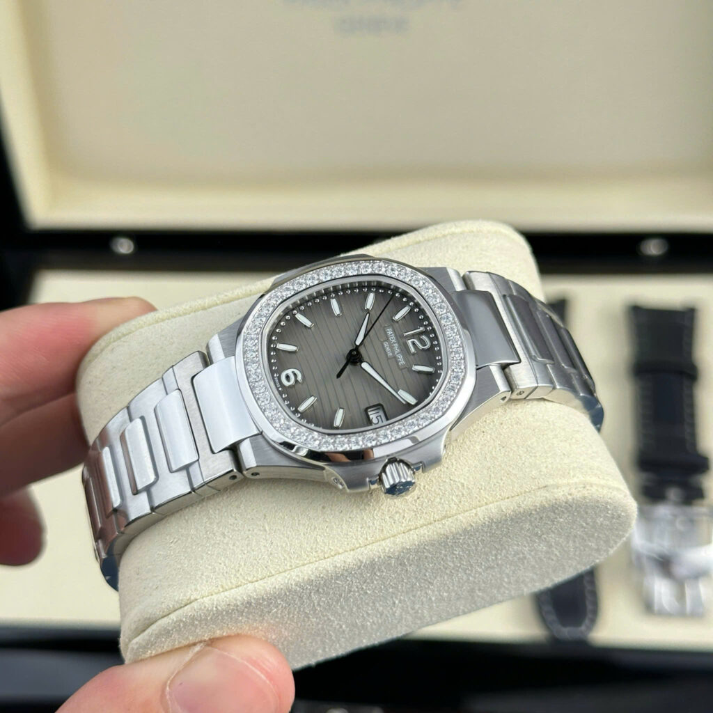 Đồng hồ Patek Philippe Nautilus 7010 Replica 11 mặt xám viền đính đá GRF 32mm (2)