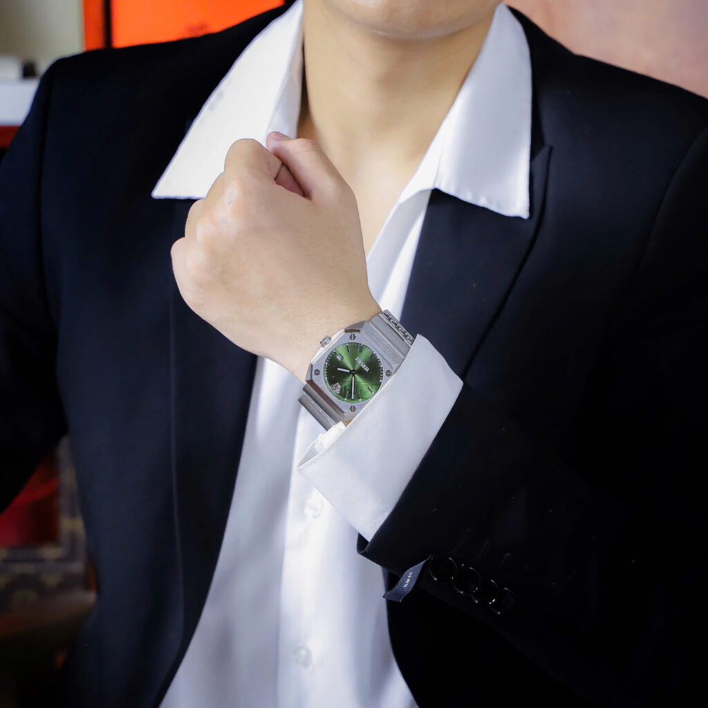 Đồng hồ Versace VE8F00524 Antares Nam Dây Kim Loại Mặt Xanh Green Fake 11 44mm