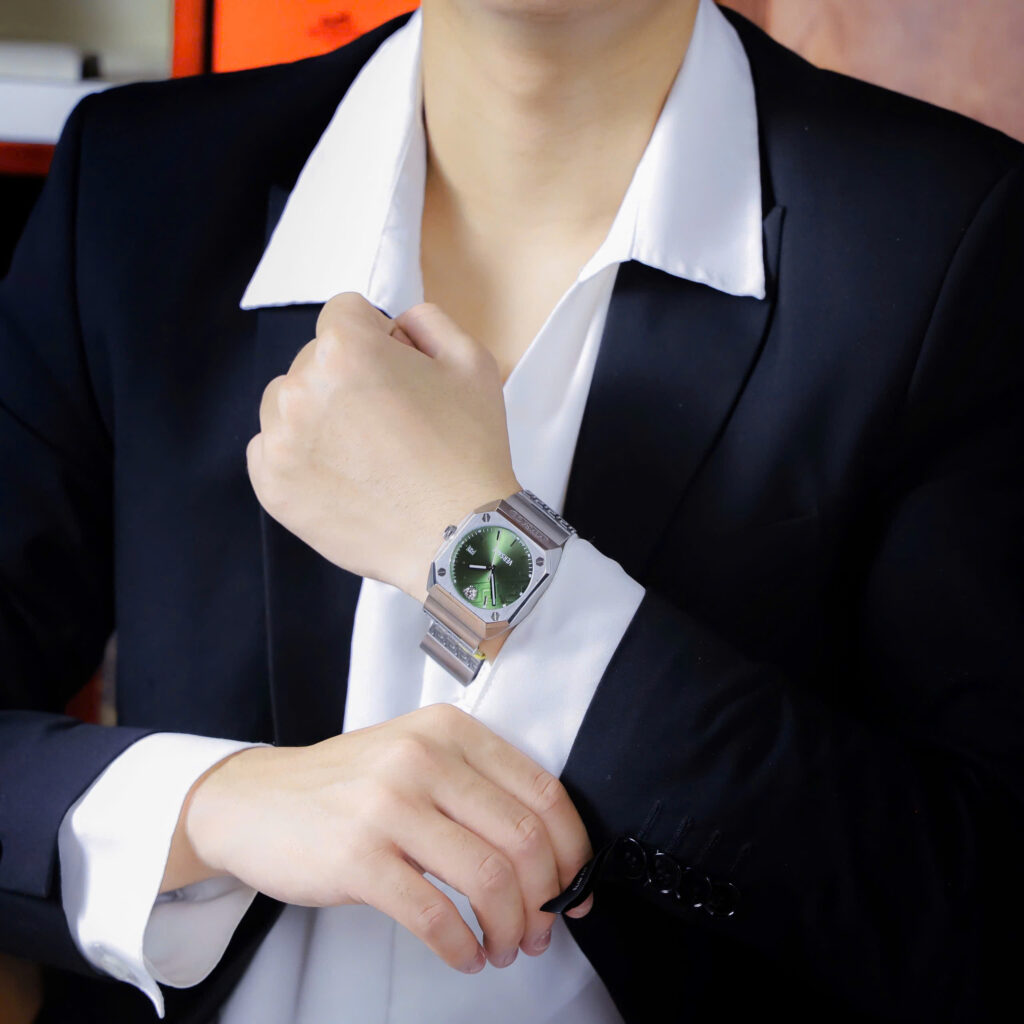 Đồng hồ Versace VE8F00524 Antares Nam Dây Kim Loại Mặt Xanh Green Fake 11 44mm