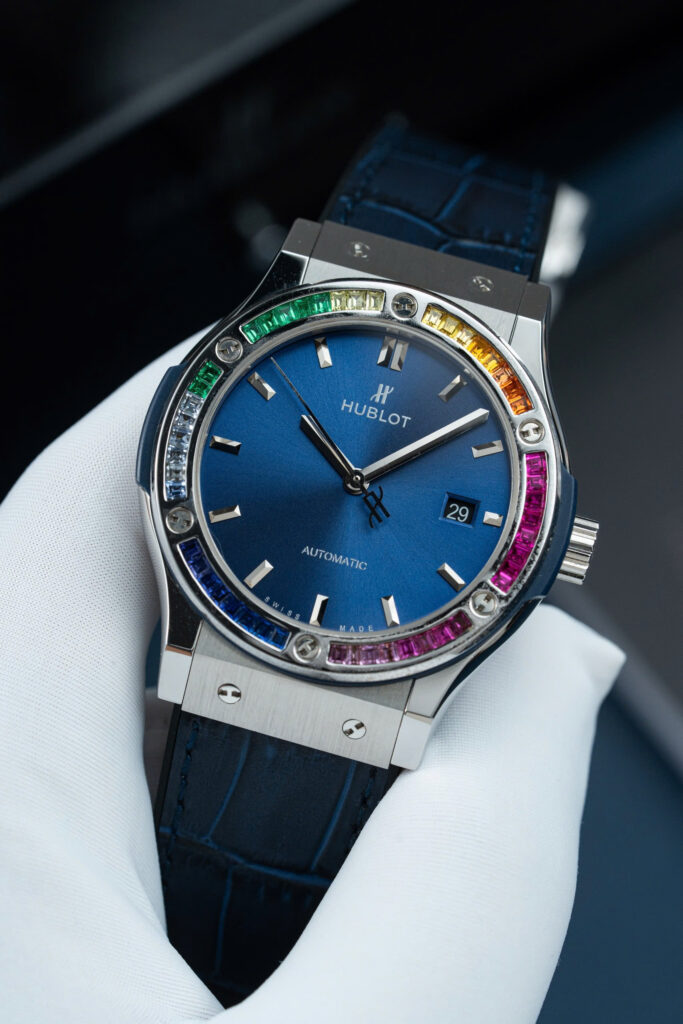 Đồng hồ Hublot Classic Fusion Rep 11 đính đá ruby 7 màu mặt xanh blue xưởng JJF 42mm (2)