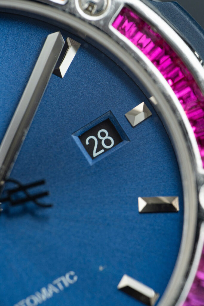 Đồng hồ Hublot Classic Fusion Rep 11 đính đá ruby 7 màu mặt xanh blue xưởng JJF 42mm (2)