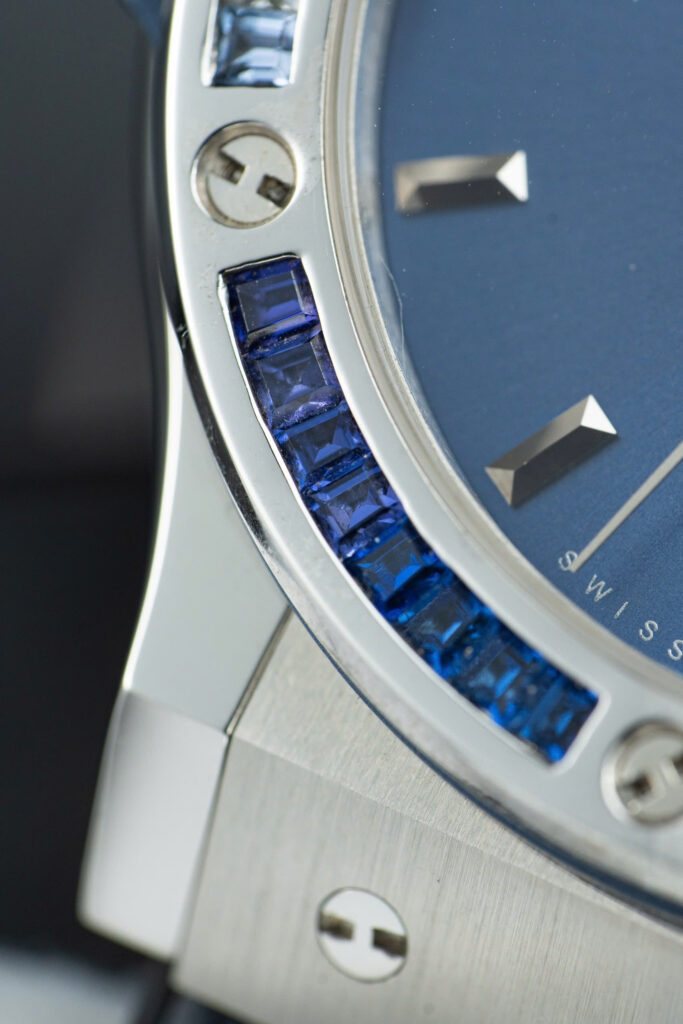 Đồng hồ Hublot Classic Fusion Rep 11 đính đá ruby 7 màu mặt xanh blue xưởng JJF 42mm (2)