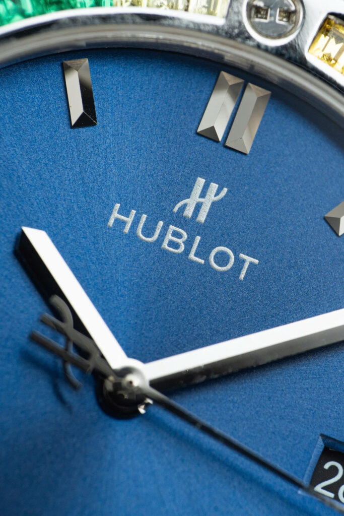 Đồng hồ Hublot Classic Fusion Rep 11 đính đá ruby 7 màu mặt xanh blue xưởng JJF 42mm (2)