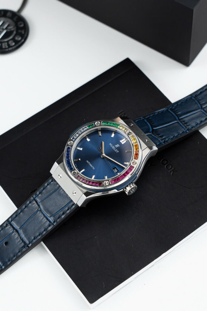 Đồng hồ Hublot Classic Fusion Rep 11 đính đá ruby 7 màu mặt xanh blue xưởng JJF 42mm (2)