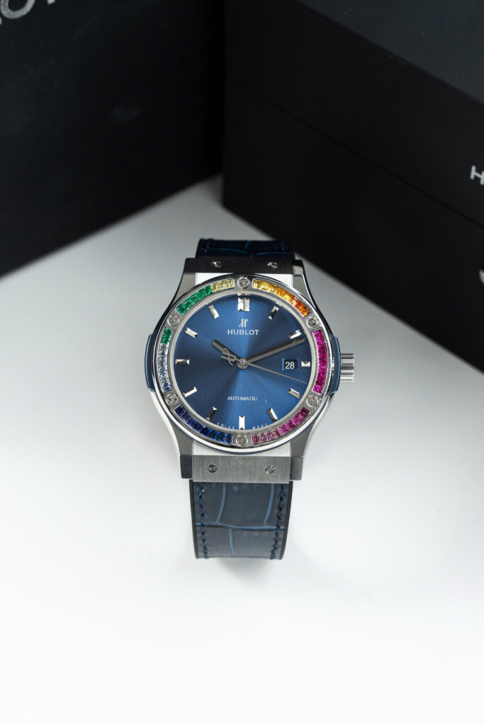 Đồng hồ Hublot Classic Fusion Rep 11 đính đá ruby 7 màu mặt xanh blue xưởng JJF 42mm (2)
