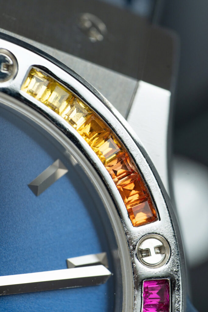 Đồng hồ Hublot Classic Fusion Rep 11 đính đá ruby 7 màu mặt xanh blue xưởng JJF 42mm (2)