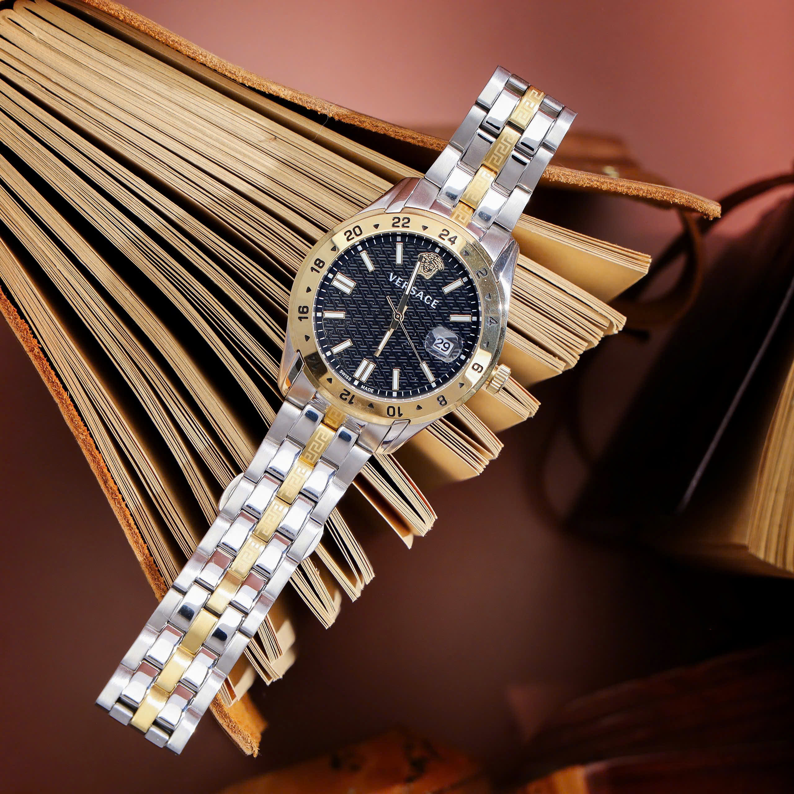 Đồng hồ Versace Greca Time GMT demi vàng mặt đen fake cao cấp 41mm (1) Đồng hồ Versace Greca Time GMT demi vàng mặt đen fake cao cấp 41mm