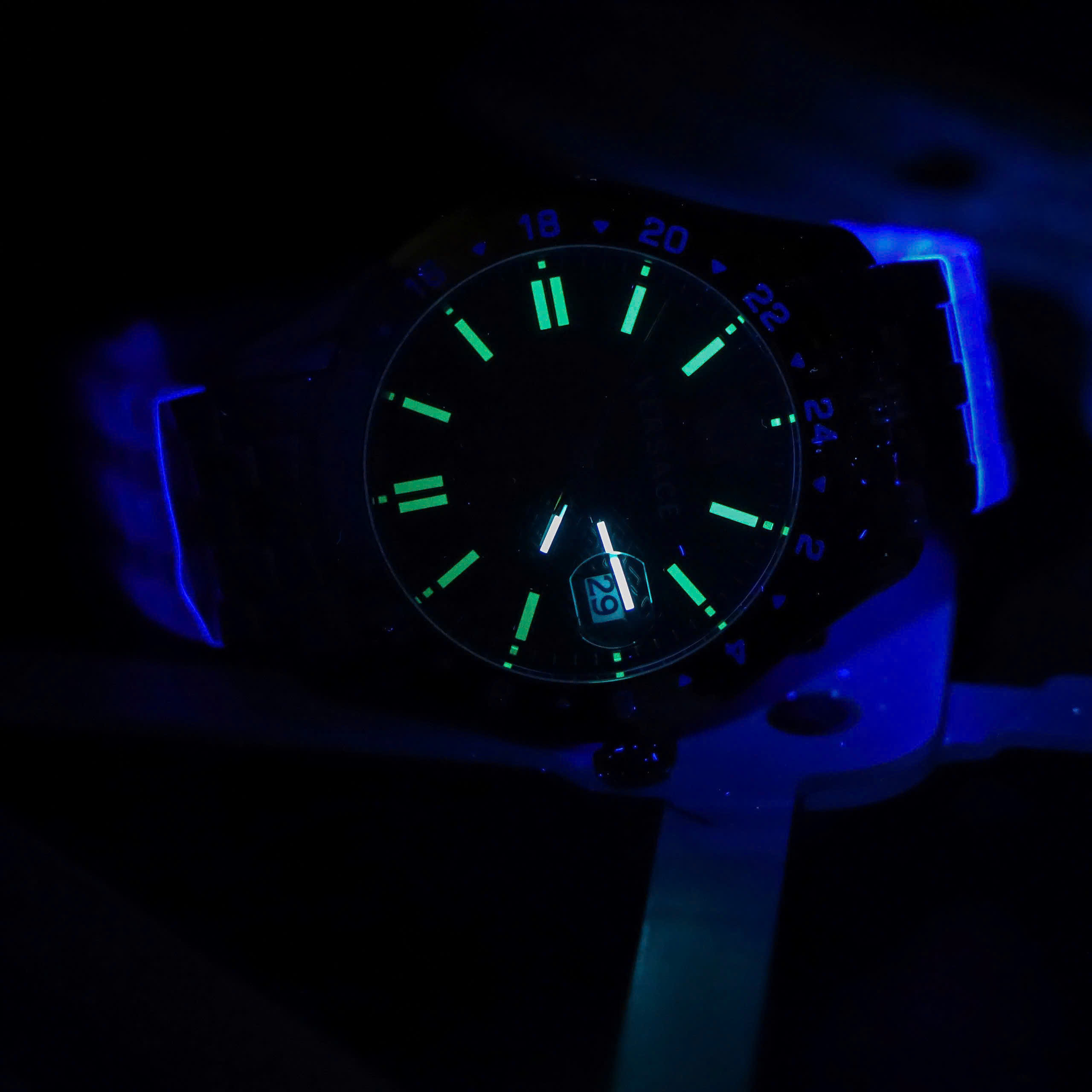 Đồng hồ Versace Greca Time GMT demi vàng mặt đen fake cao cấp 41mm (2) Đồng hồ Versace Greca Time GMT demi vàng mặt đen fake cao cấp 41mm