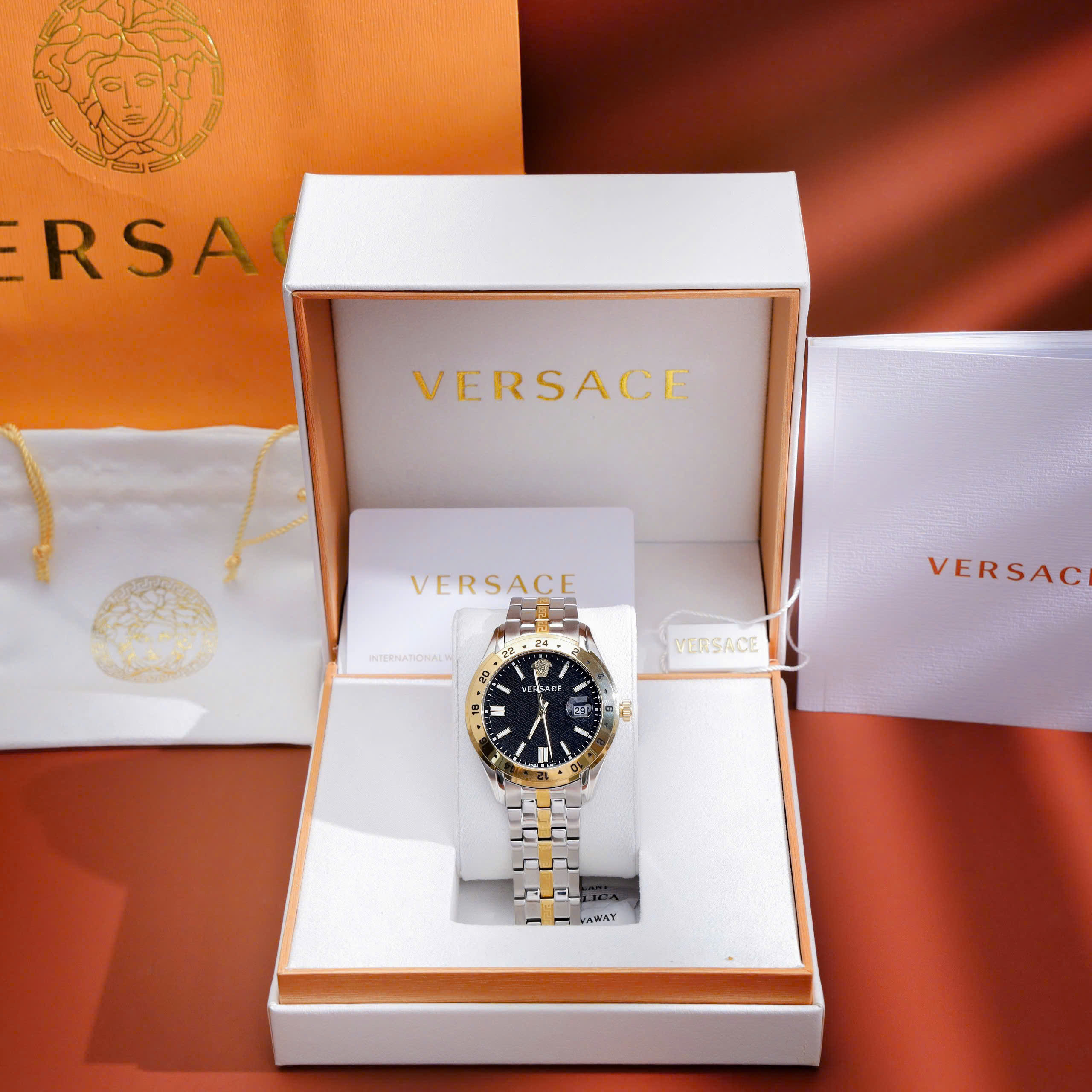 Đồng hồ Versace Greca Time GMT demi vàng mặt đen fake cao cấp 41mm (3) Đồng hồ Versace Greca Time GMT demi vàng mặt đen fake cao cấp 41mm