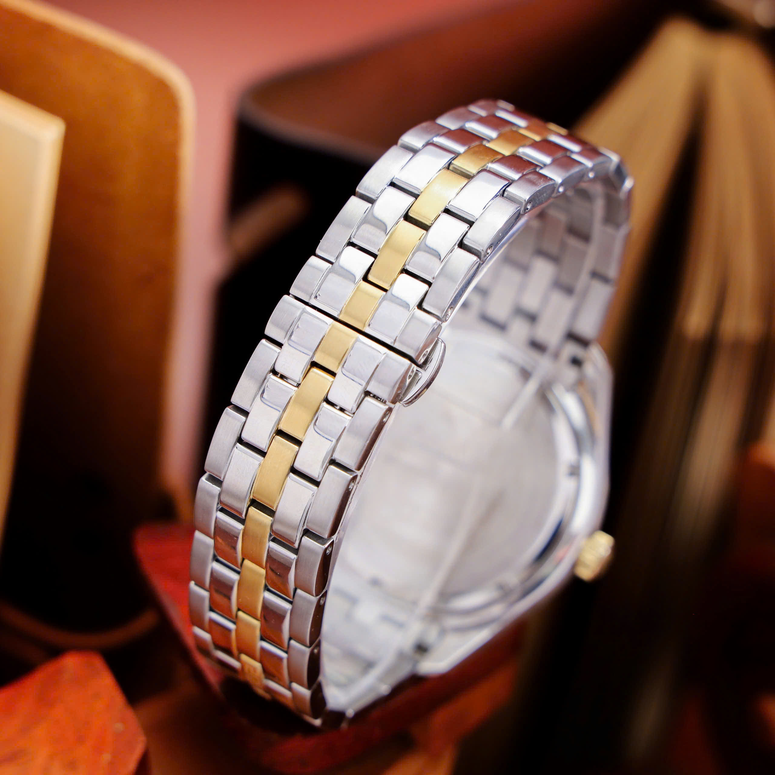 Đồng hồ Versace Greca Time GMT demi vàng mặt đen fake cao cấp 41mm (4) Đồng hồ Versace Greca Time GMT demi vàng mặt đen fake cao cấp 41mm