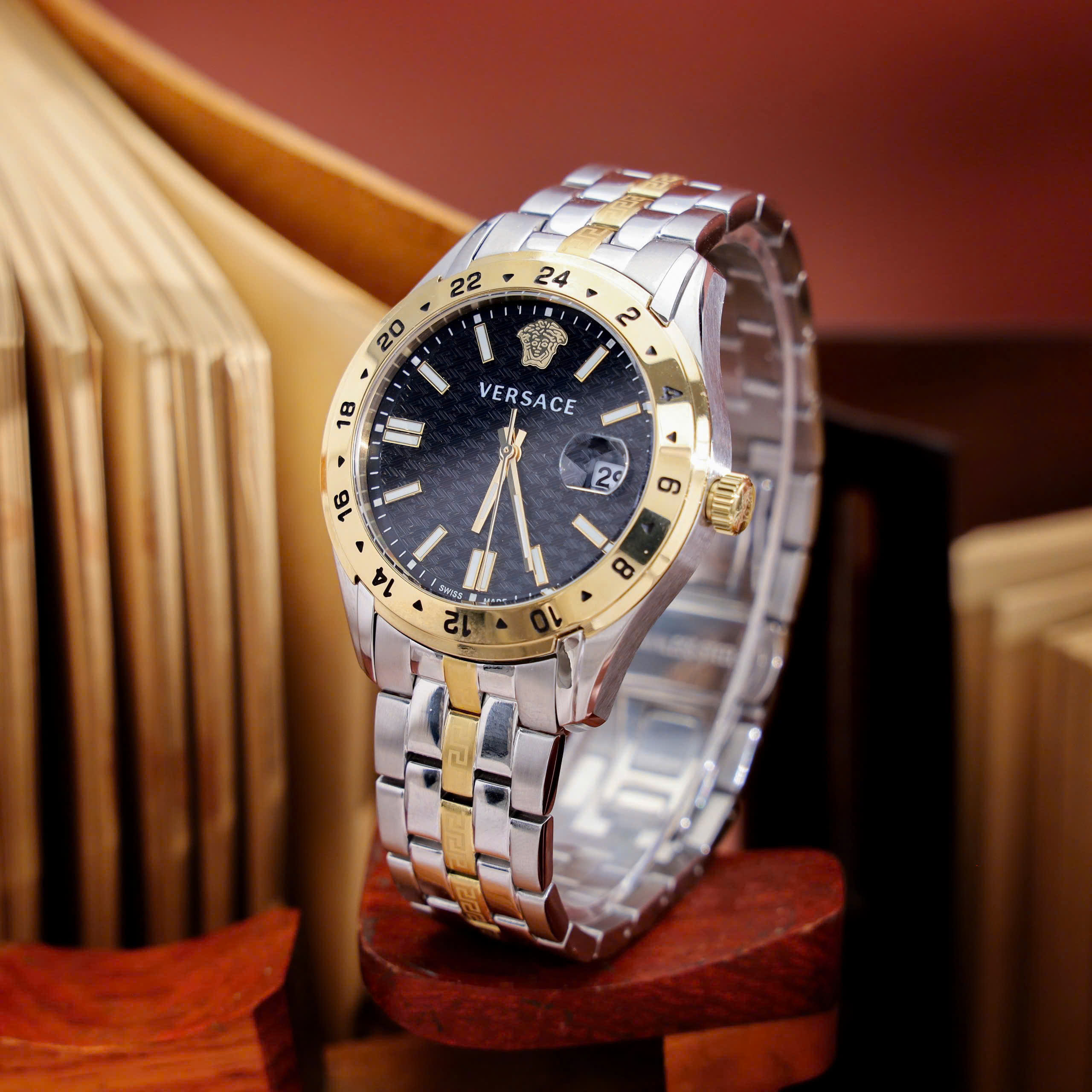Đồng hồ Versace Greca Time GMT demi vàng mặt đen fake cao cấp 41mm (5) Đồng hồ Versace Greca Time GMT demi vàng mặt đen fake cao cấp 41mm