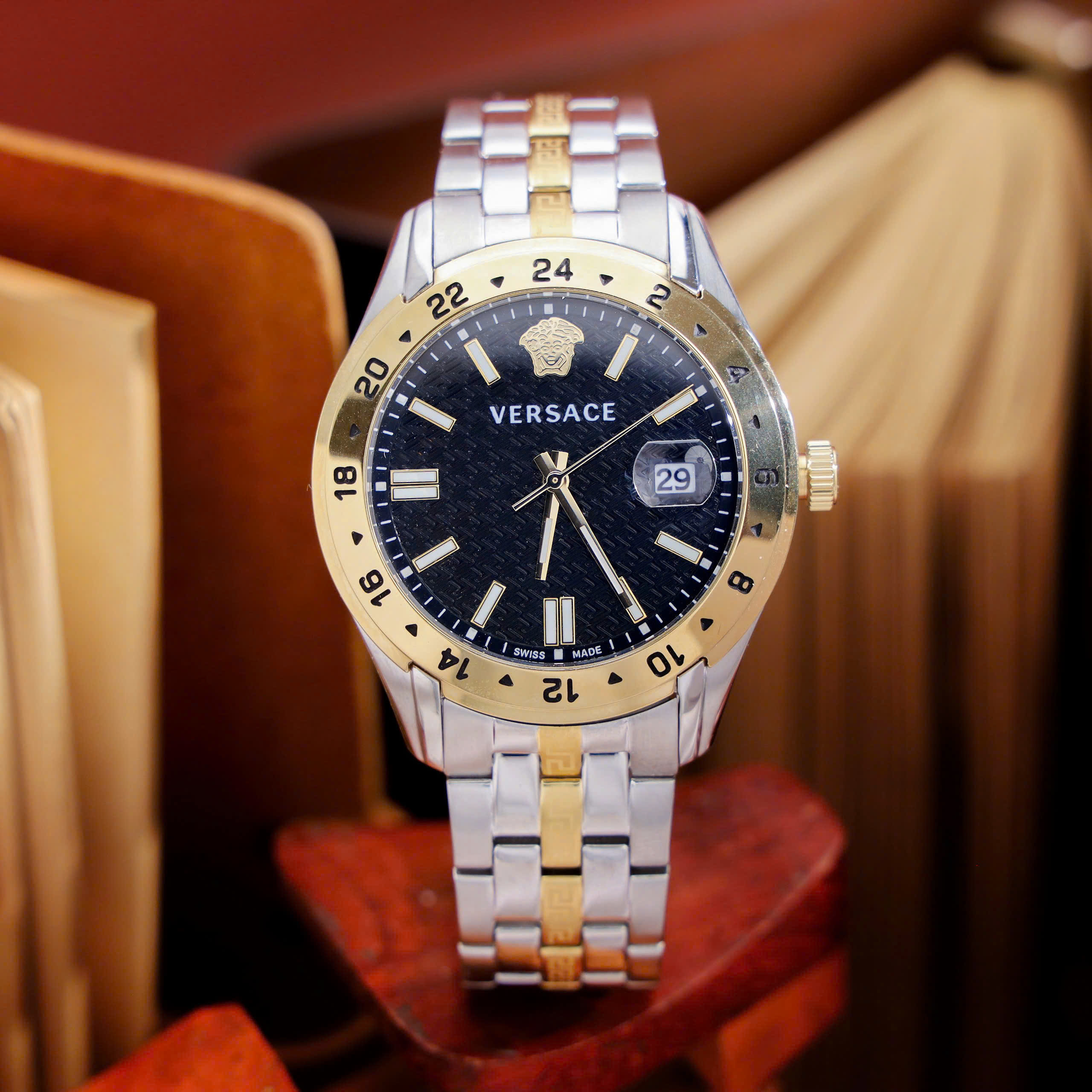Đồng hồ Versace Greca Time GMT demi vàng mặt đen fake cao cấp 41mm (6) Đồng hồ Versace Greca Time GMT demi vàng mặt đen fake cao cấp 41mm